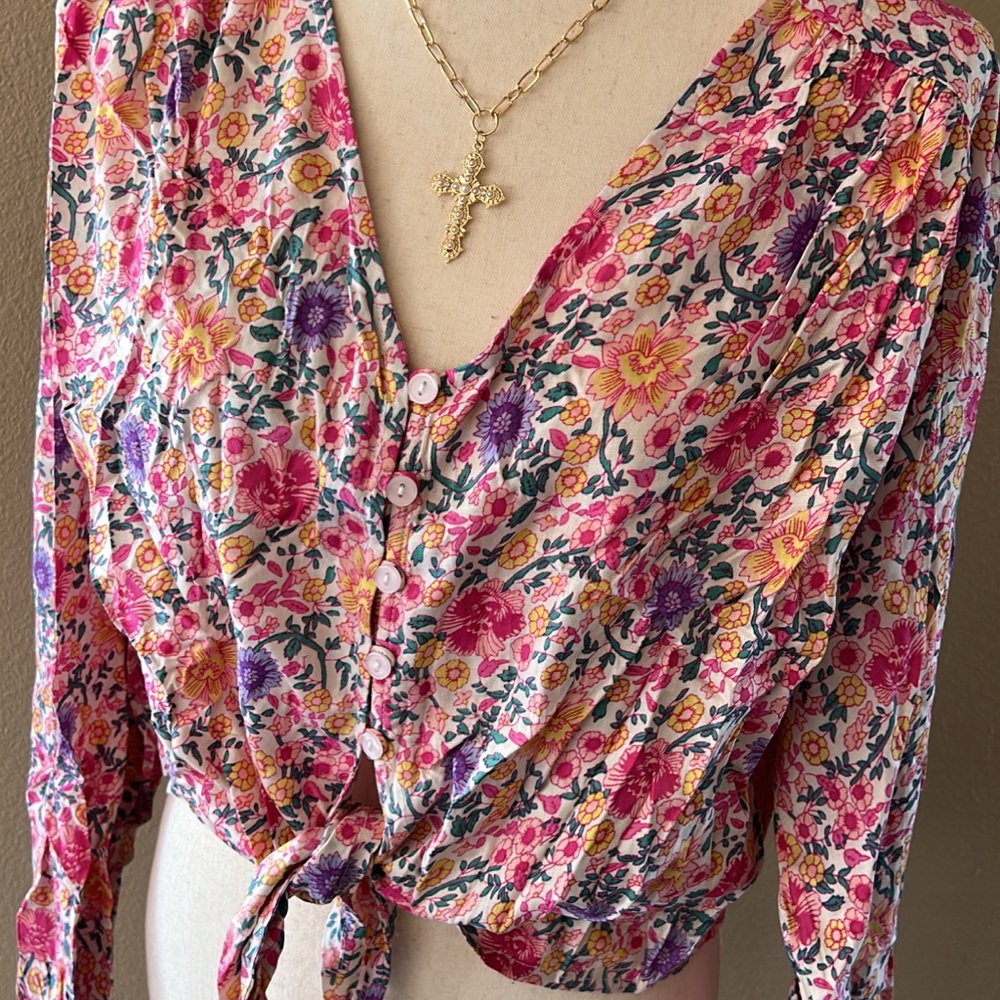 Floral print button down tie bottom blouse - Picture 5 of 6